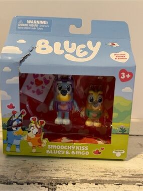 Bluey Smoochy Kiss Bluey & Bingo Figure Set Moose Toys Valentine NEW
